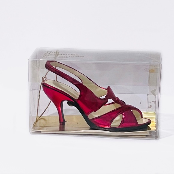 Metropolitan Museum of Art New York red shoe decor in sealed box. - Picture 12 of 14